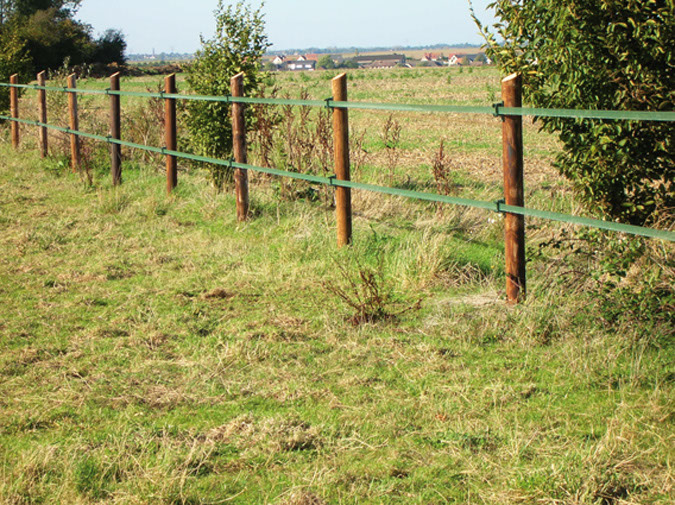 Comparaison entre une clôture barbelée et une clôture électrique Patura